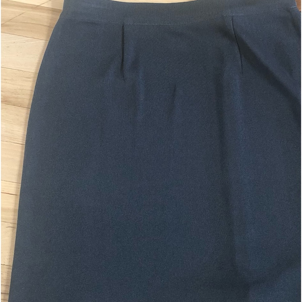 Exclusively Misook 22” Skirt S deep slate gray Knit stretch acrylic slate deep - Picture 4 of 11